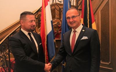 Apel ministru Grlić - Radmanu: Sva hrvatska predstavništva objediniti pod jednim krovom