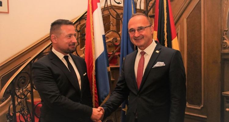 Apel ministru Grlić - Radmanu: Sva hrvatska predstavništva objediniti pod jednim krovom